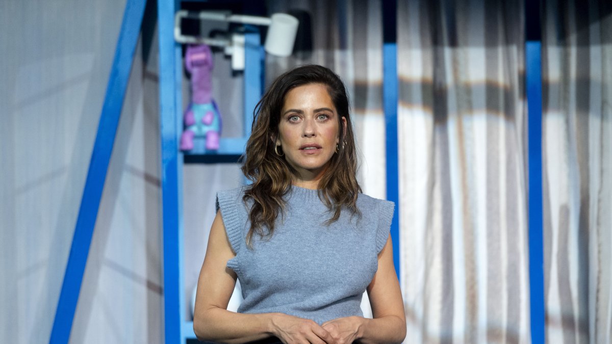 La actriz María León, durante la obra Casa de muñecas, en el teatro Fernán Gómez