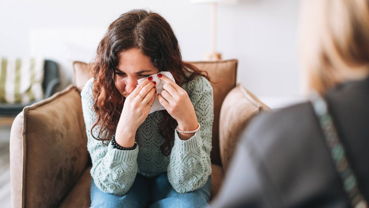 Llorar en contextos de apoyo emocional puede ser una forma saludable de liberar tensión, según expertos vinculados a Harvard.