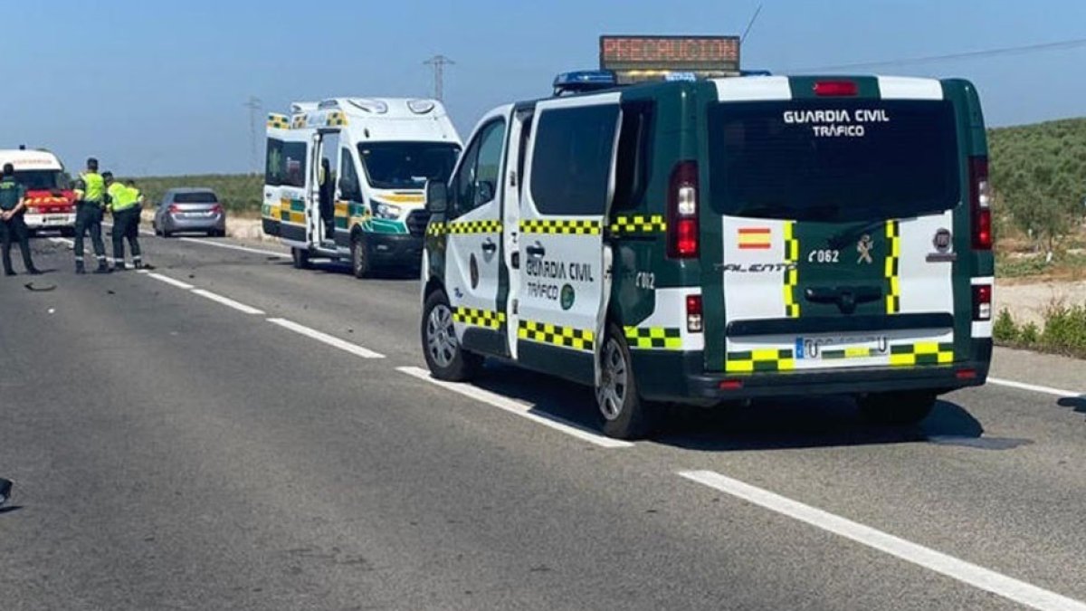 Intervención de la Guardia Civil en un accidente.