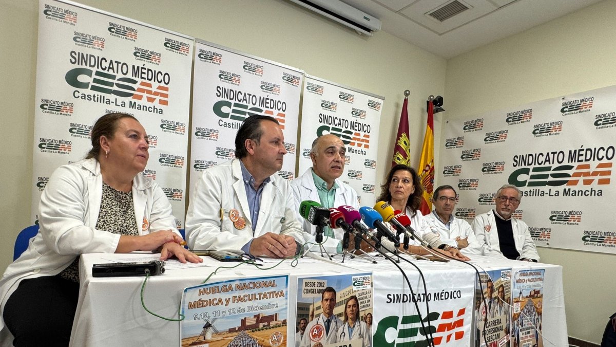 (Foto de ARCHIVO)
El presidente del Sindicato Médico en C-LM, Jorge Juan Curiel, y el secretario general, Óscar Quintana.

EUROPA PRESS
27/11/2025