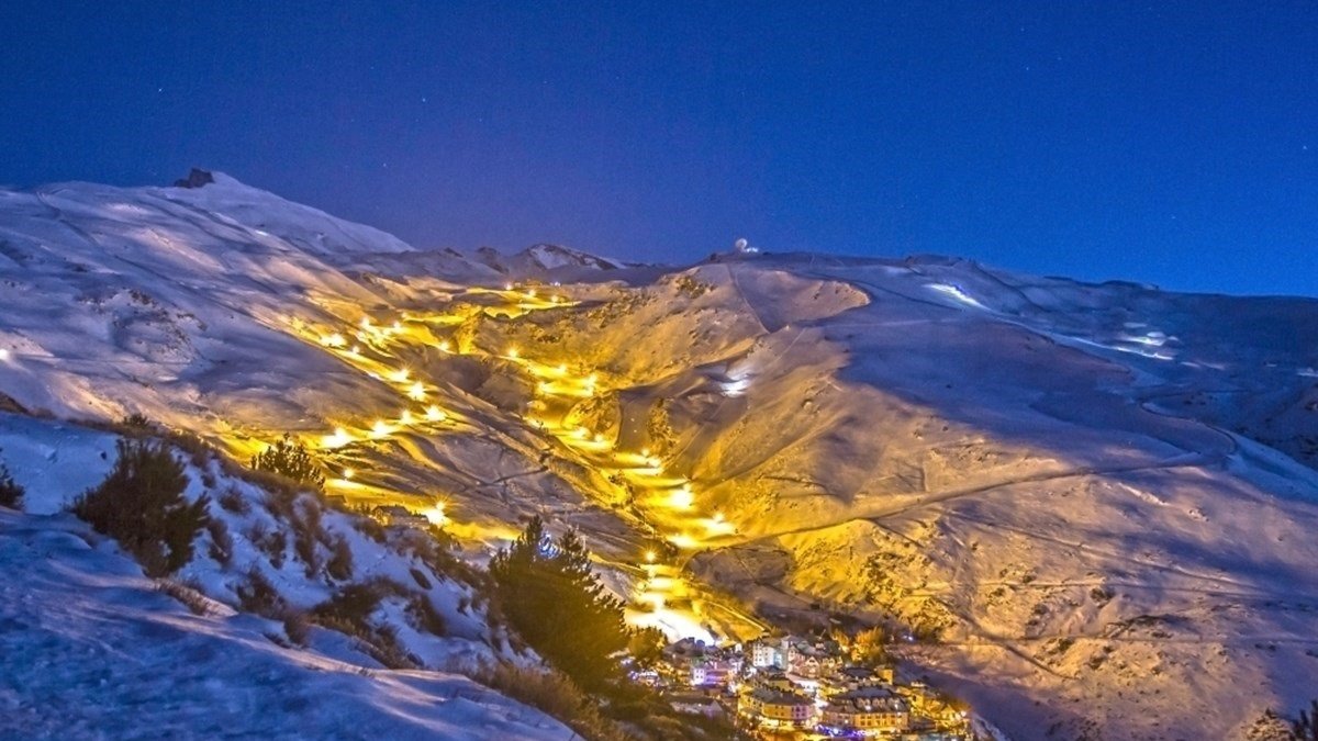 La estación de esquí de Sierra Nevada iluminada.