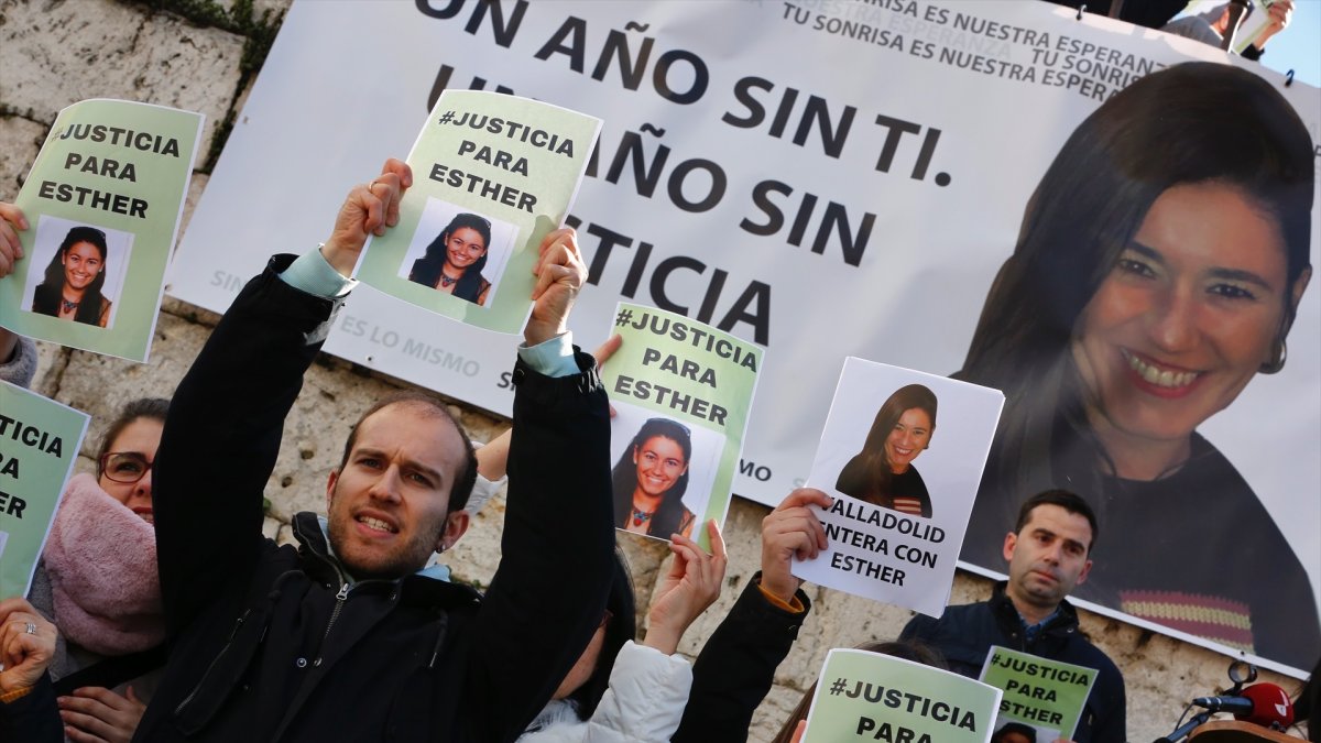 Varias personas se manifiestan con retratos de Esther López para exigir justicia para ella en la plaza de Portugalete, a 15 de enero de 2023, en Valladolid, Castilla y León (España).