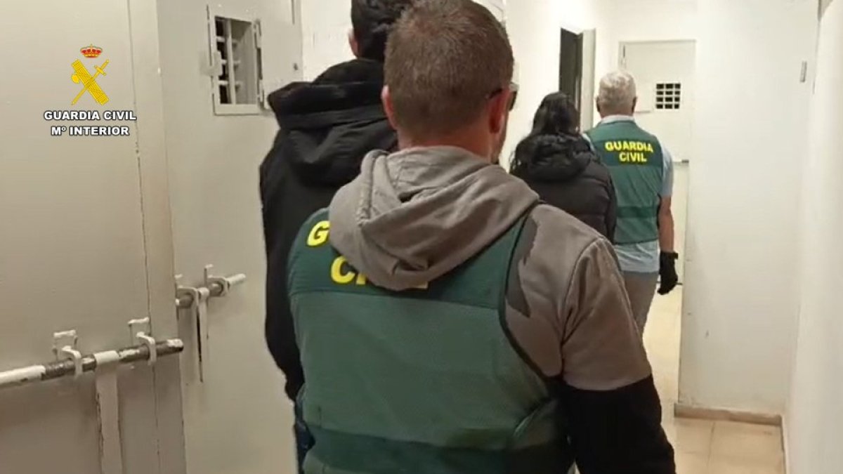 Los presuntos estafadores son detenidos por la Guarcia Civil en Torrevieja.