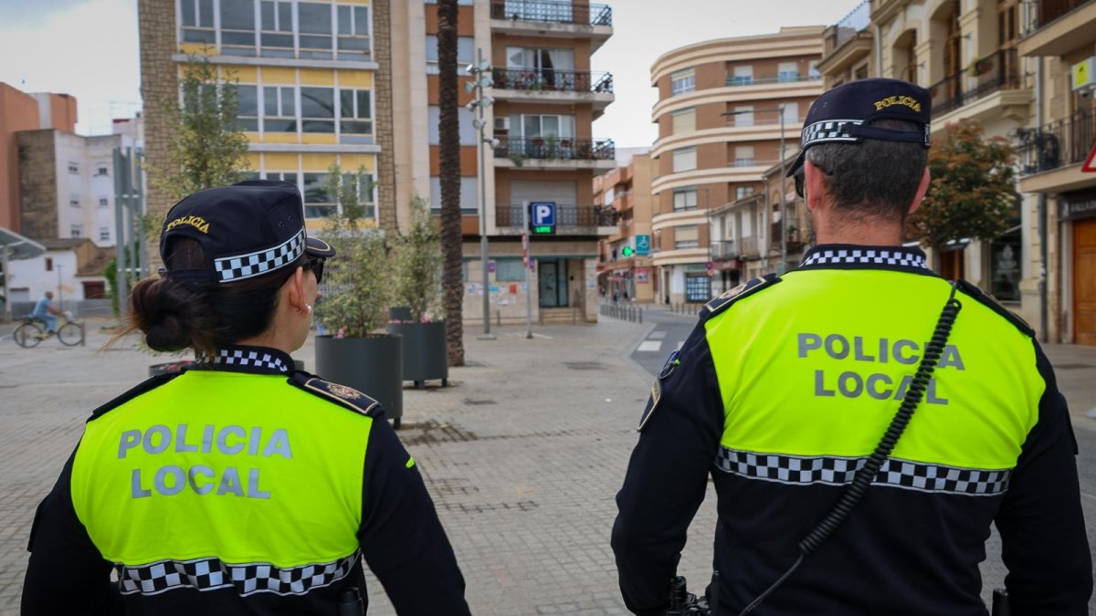 Dos agentes de la Policía Local de Torrent patrullan por el centro de la ciudad.