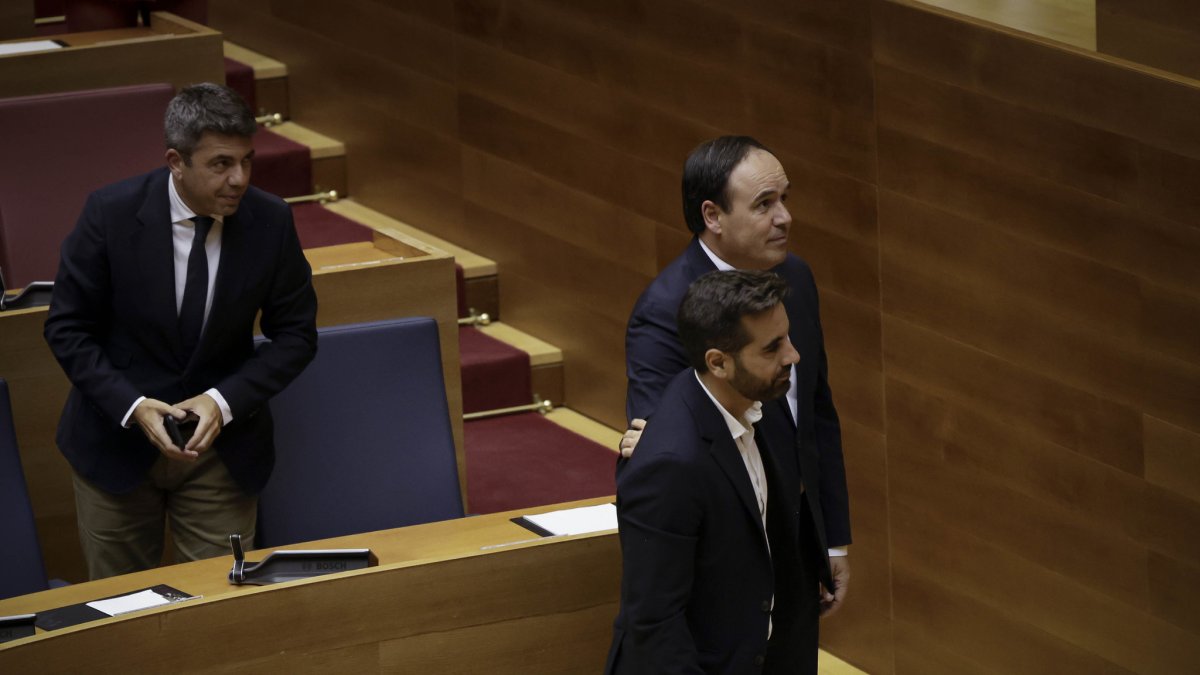 El expresident de la Generalitat, Carlos Mazón, el nuevo president de la Generalitat, Juanfran Pérez Llorca y el portavoz del PSPV-PSOE en Les Corts, José Muñoz tras el pleno de investidura