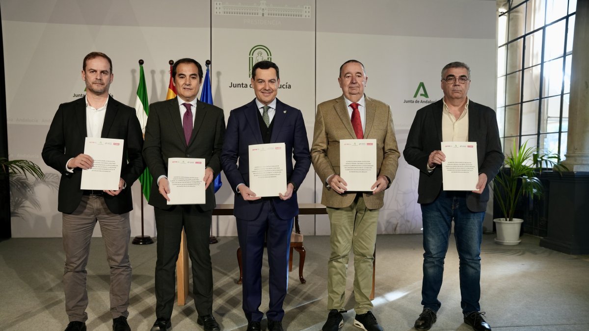 El presidente Juanma Moreno y el consejero de Función Pública de la Junta de Andalucía, José Antonio Nieto, con los representantes sindicales.