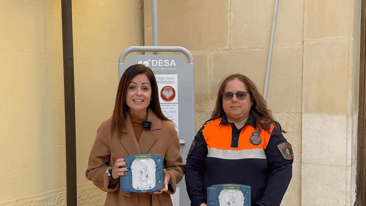 La concejala Inma Mora junto con la Jefa de Unidad de Protección Civil, Pilar Raja.