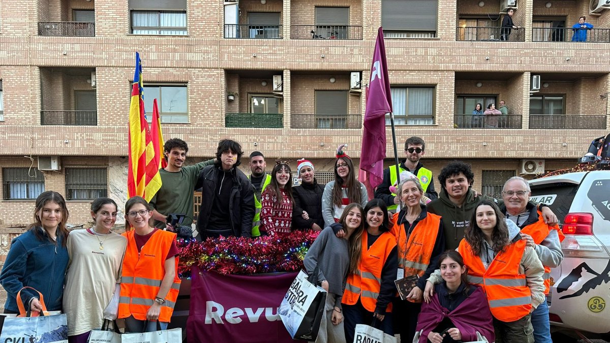 Jóvenes de revuelta en Paiporta tras la dana
