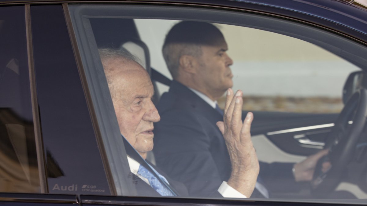 Juan Carlos I, saliendo de El Pardo.