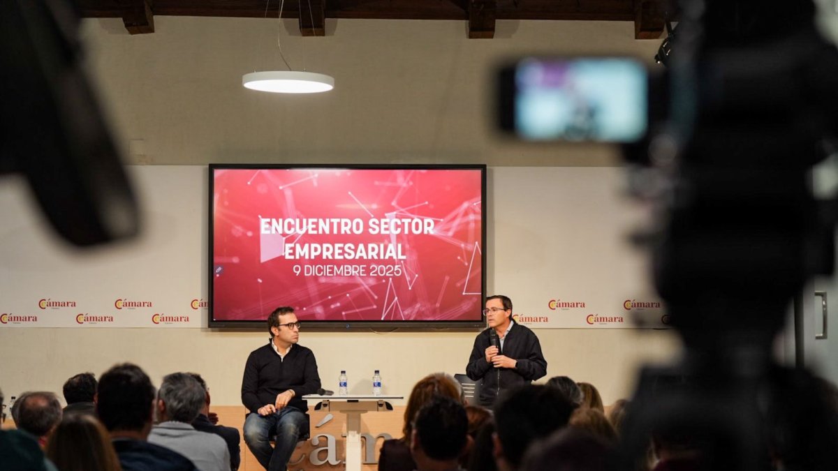 El ministro de Economía, Comercio y Empresa, Carlos Cuerpo y el candidato socialista, Miguel Ángel Gallardo