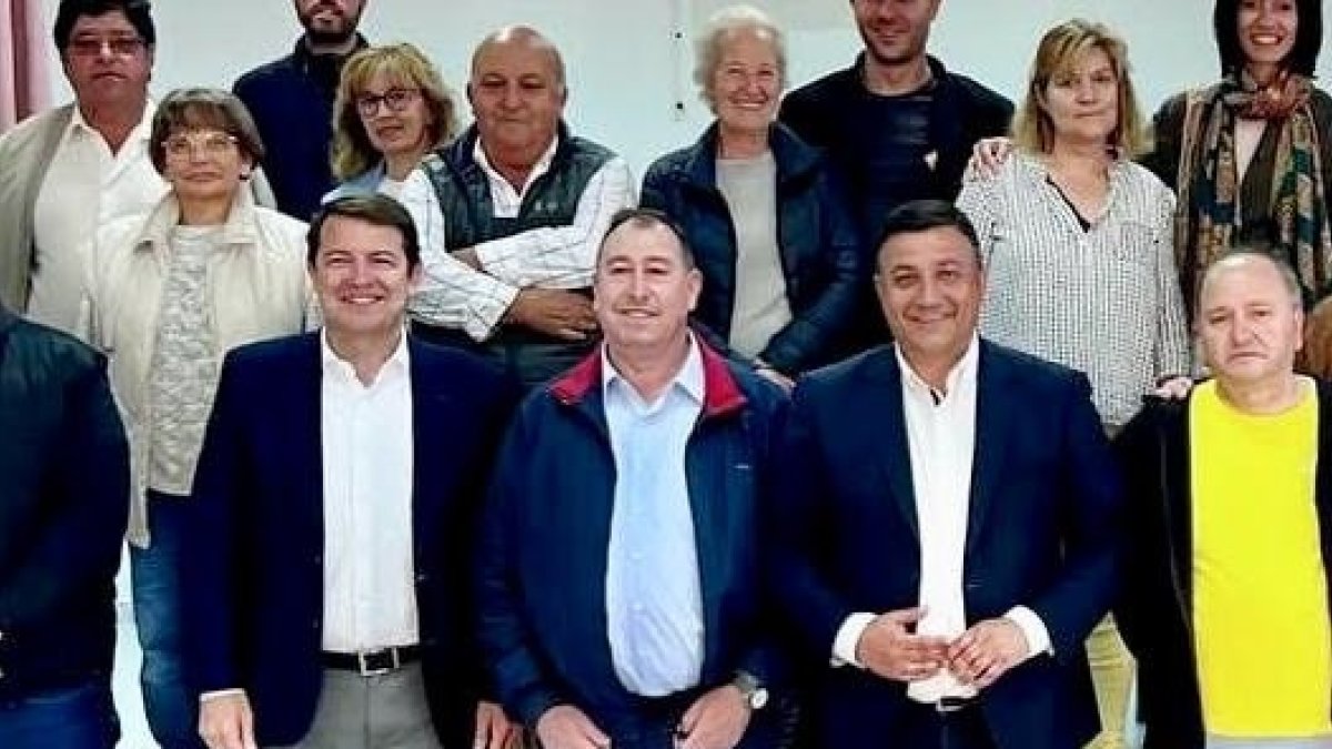 El que fuera alcalde de Aldeaseca (Ávila), Luis Ignacio Arévalo Martín, en el centro junto a , Alfonso Fernández Mañueco, (i) y  Carlos García (d).

Sebastián Hipperdinger / Europa Press
10/12/2025