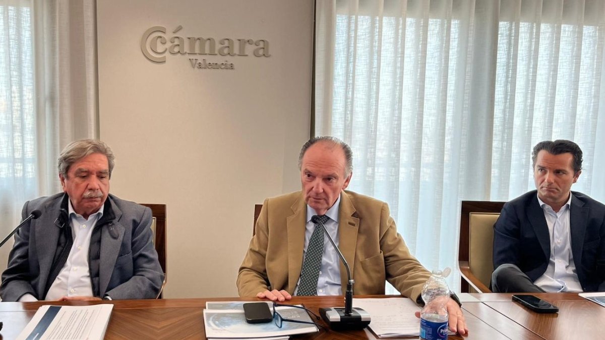 José Vicente Morata junto a Juan Cámara (izq), durante la presentación del estudio.