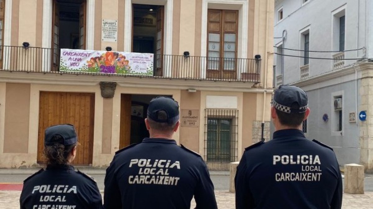 Tres agentes de la Policía Local de Carcaixent, en una imagen de archivo.