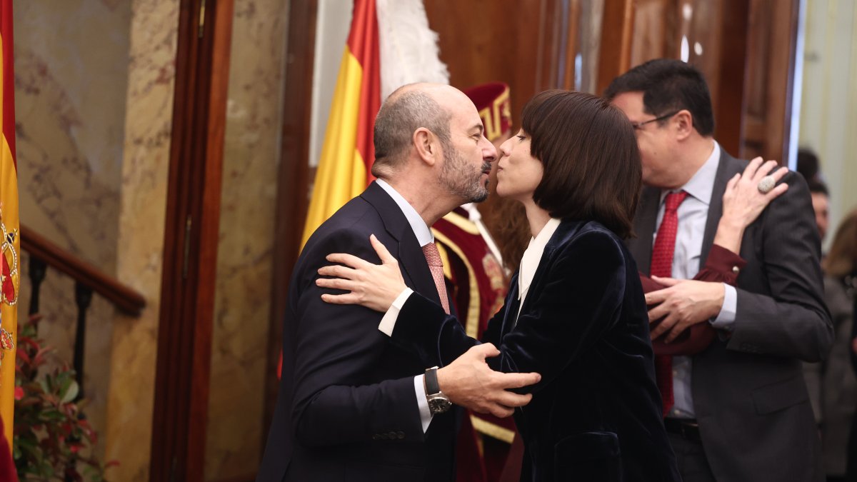 El presidente del Senado, Pedro Rollán, saluda a la ministra de Ciencia, Diana Morant