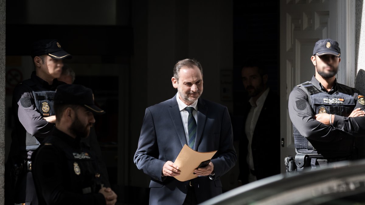 (Foto de ARCHIVO)
El exministro de Transportes José Luis Ábalos a su salida del Tribunal Supremo 15/10/2025