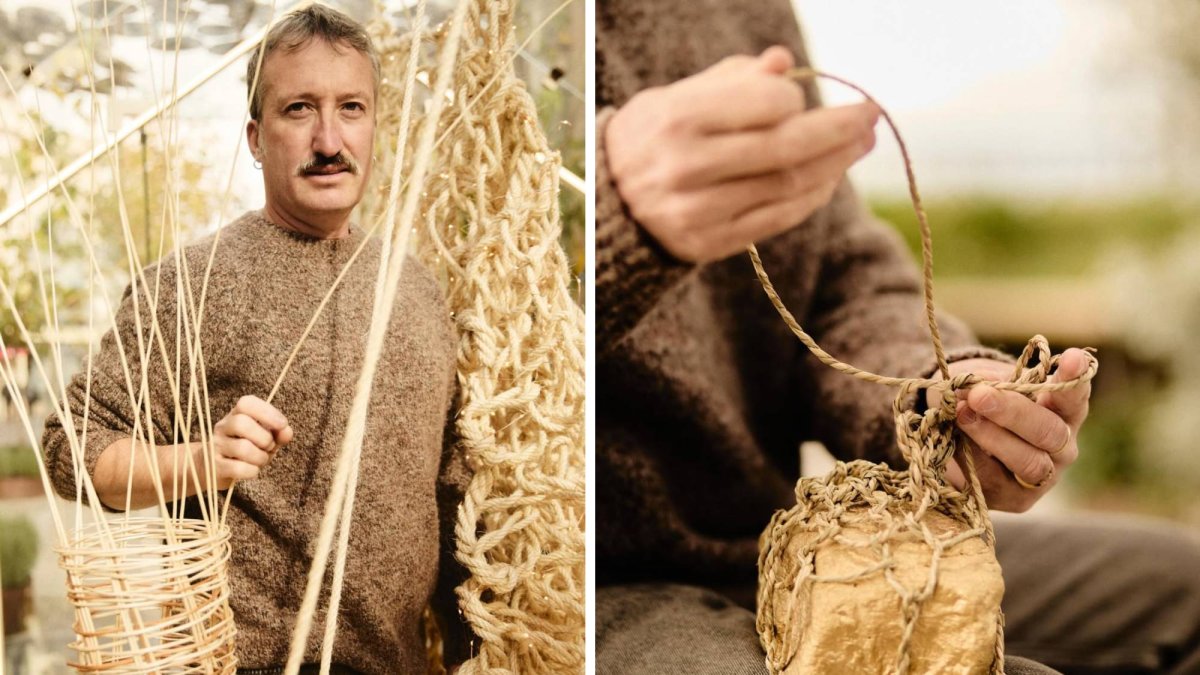 Raúl del Chano trabajando con fibras vegetales para una de sus piezas artesanales.