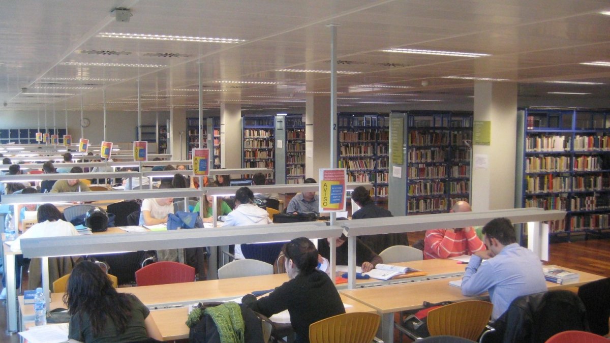 Estudiantes en la Biblioteca del Edificio Metro de Torrent.