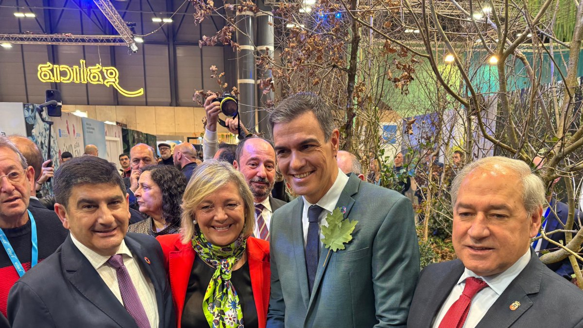 El presidente del Gobierno, Pedro Sánchez, visita el stand de Galicia jutno al delegado Pedro Blanco; la alcaldesa de Lugo, Paula Alvarellos; y el presidente de la Diputación de Lugo, José Tomé 24/1/2025