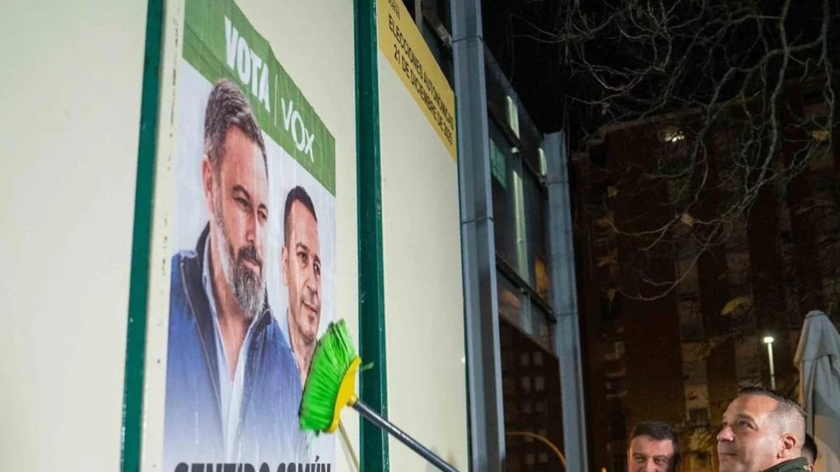 El candidato de Vox, Óscar Fernández Calle en la pega de carteles electorales