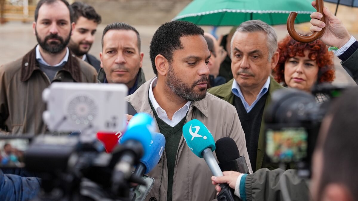 El secretario general de VOX, Ignacio Garriga y el candidato extremeño Óscar Fernández Calle