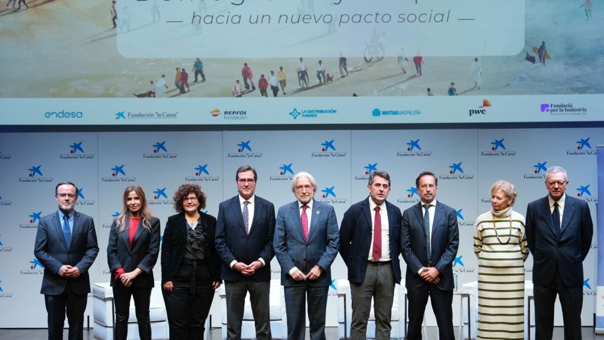 El presidente de la CEOE, Antonio Garamendi, (cuarto desde la izquierda) y el de El presidente de SBEES y de Foment del Treball, Josep Sánchez Llibre (quinto desde la izquierda), en la presentación del informe 'España de los 50 millones'.
REMITIDA / HANDOUT por SBEES
11/12/2025