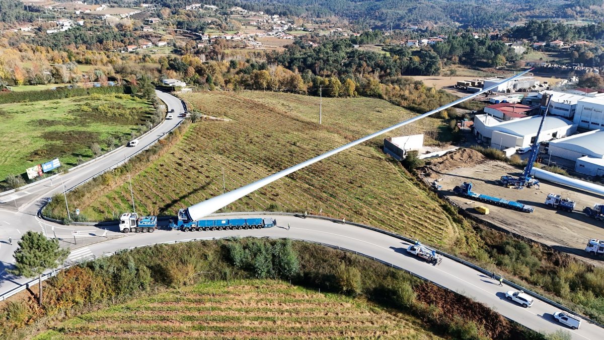 Así es el transporte por carretera de estas palas gigantes.