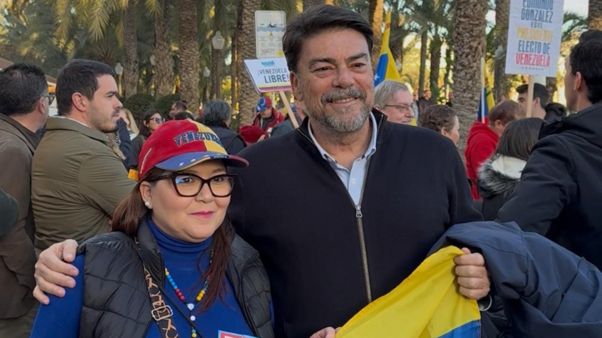 El alcalde de Alicante, Luis Barcala, junto a una venezolana residente en la ciudad.