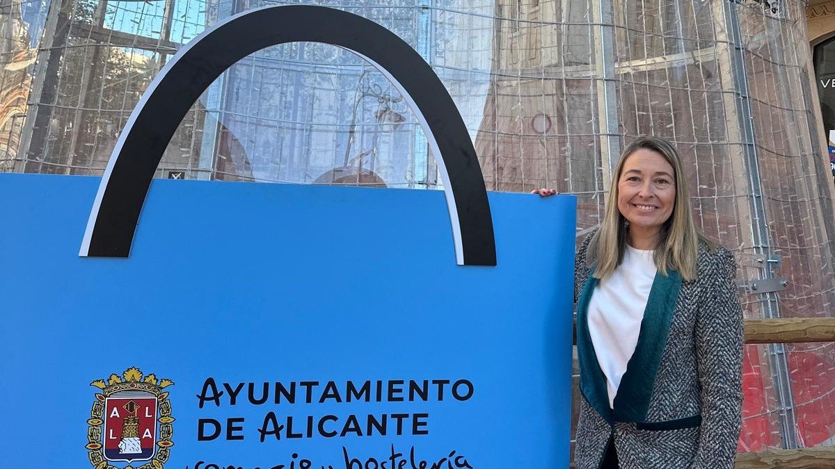 La concejala de Comercio, Lidia López, apoyando la actividad de Alicante.