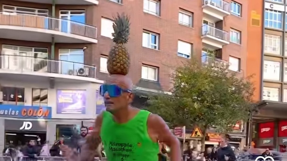 Un runner con una piña en la cabeza en la maratón de Valencia
