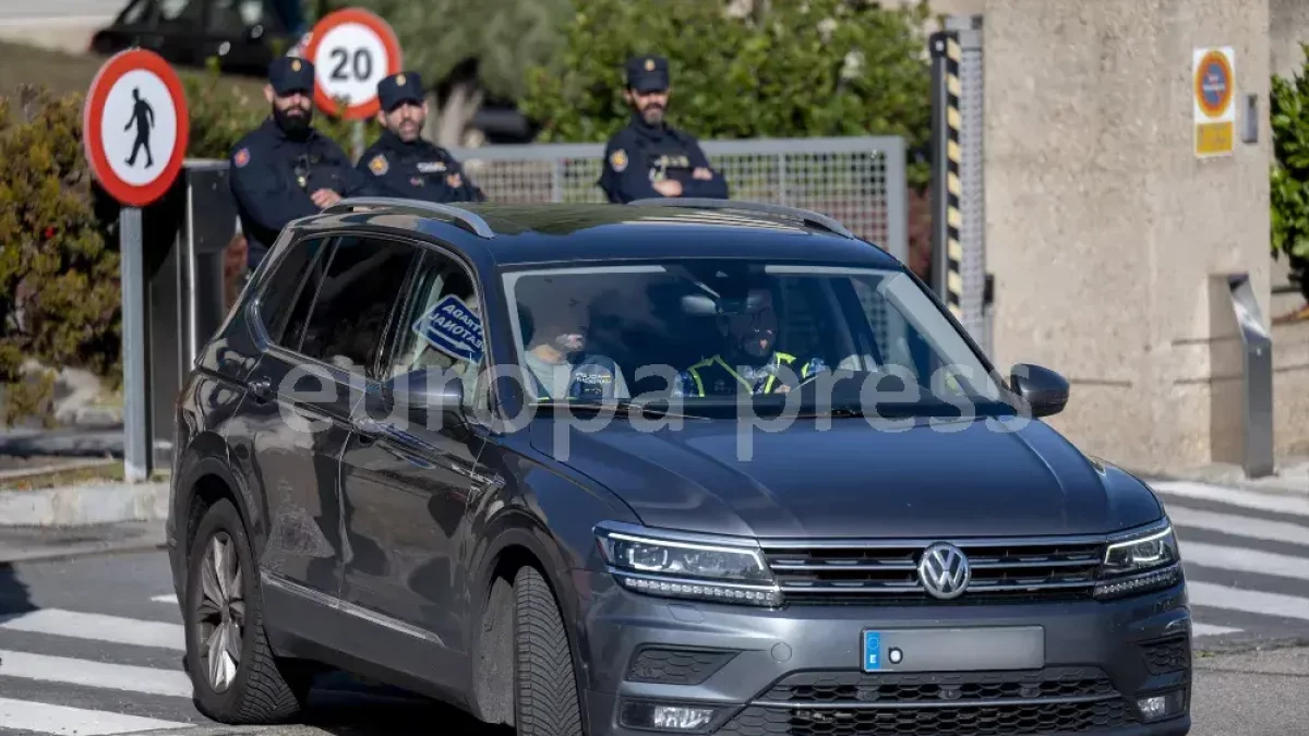 Efectivos de la Guardia Civil y de la Policía Nacional durante un registro por parte de la Guardia Civil de la sede de la aerolínea Plus Ultra,
