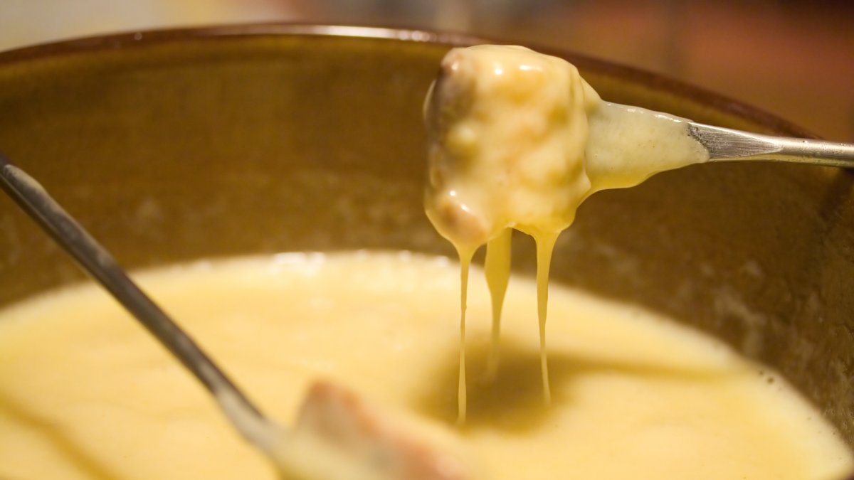 El queso fundido de la fondue, servido al estilo suizo en pleno corazón de Malasaña.