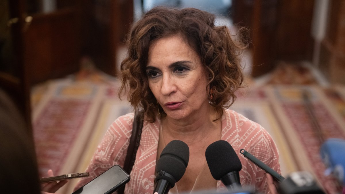 La vicepresidenta primera y ministra de Hacienda, María Jesús Montero, durante una sesión plenaria en el Congreso, a 11 de diciembre de 2025, en Madrid (España). El Congreso debatirá y votará este jueves el decreto de medidas complementarias para La Palma tras la erupción del volcán, que, entre otras cosas, recoge la bonificación del 60% del Impuesto sobre la Renta de las Personas Físicas (IRPF) para los ciudadanos de la isla. Se trata del conocido como 'decreto canario' que el Gobierno central y el Ejecutivo de las islas vienen negociando en los últimos meses, a través de distintas reuniones bilaterales, y que finalmente se aprobó en el Consejo de Ministros en noviembre.

Fernando Sánchez / Europa Press
11/12/2025