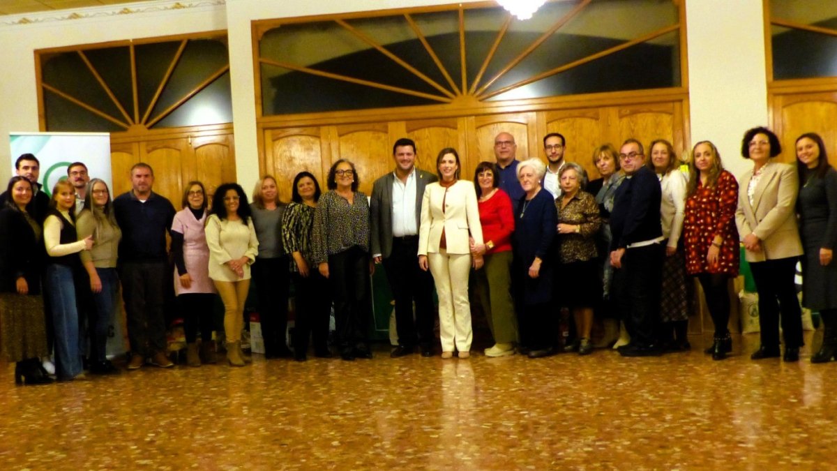 Miembros de la asociación, autoridades y asistentes a la cena contra el cáncer de Albal.