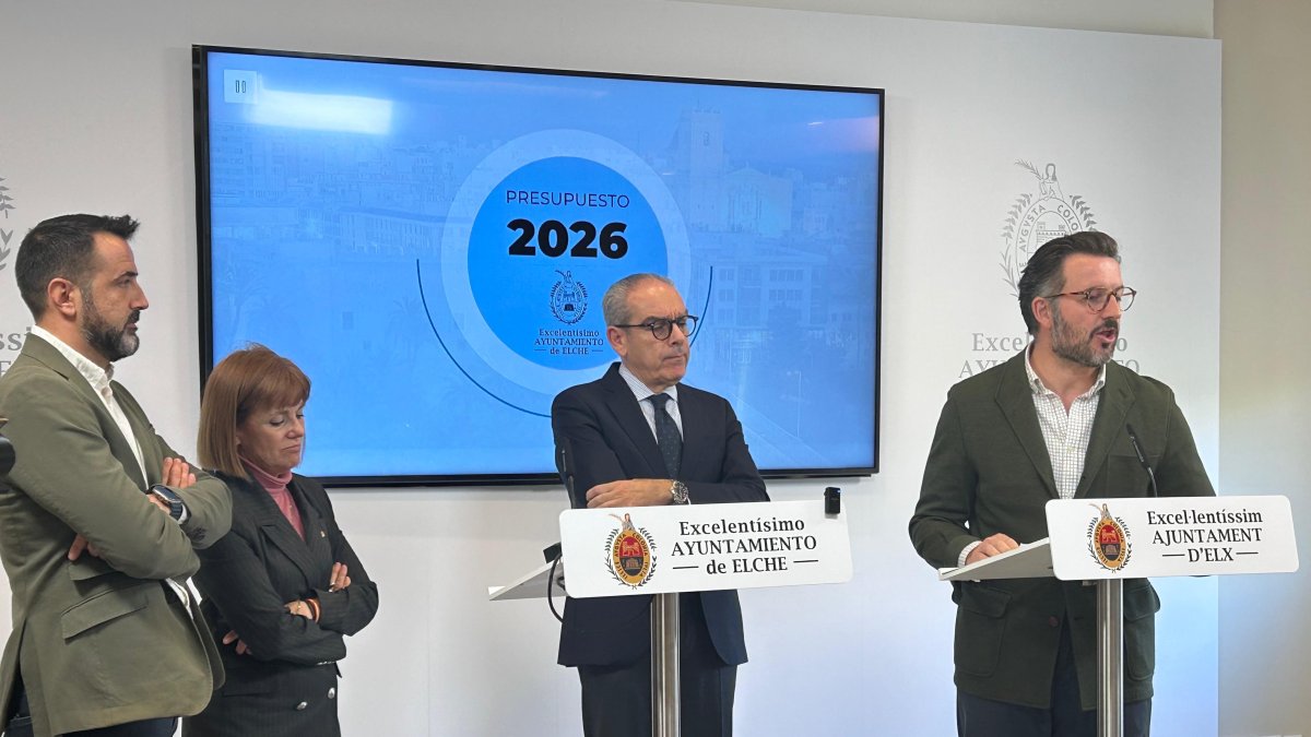 Miembros de la Junta de Gobierno de Elche durante la presentación del proyecto de presupuestos.