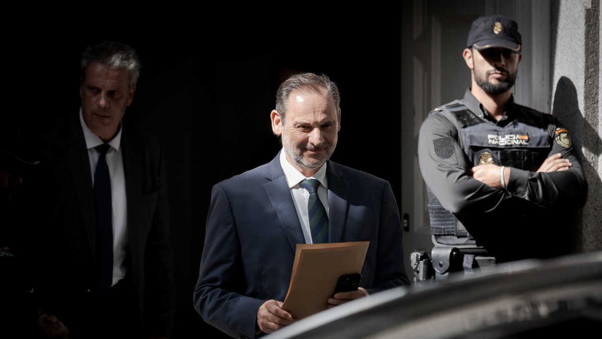 El exministro de Transportes José Luis Ábalos a su salida del Tribunal Supremo 15/10/2025