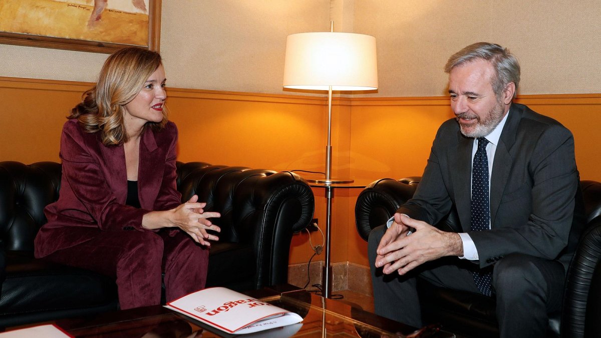 La portavoz del Gobierno, Pilar Alegría, y el presidente de Aragón, Jorge Azcón, en la reunión para tratar los presupuestos