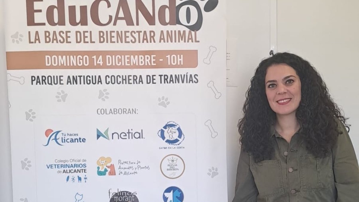 La concejala Cristina Cutanda, junto al cartel anunciador de la jornada.