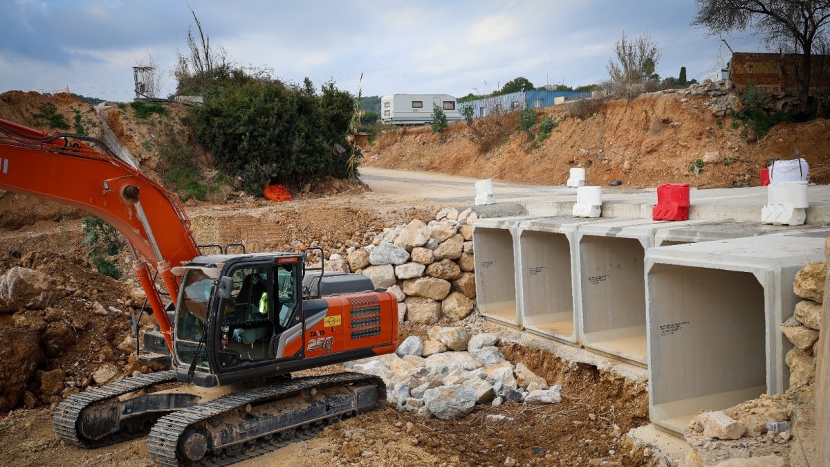 Obras de reconstrucción del paso del Camí dels Arquets en Torrent.