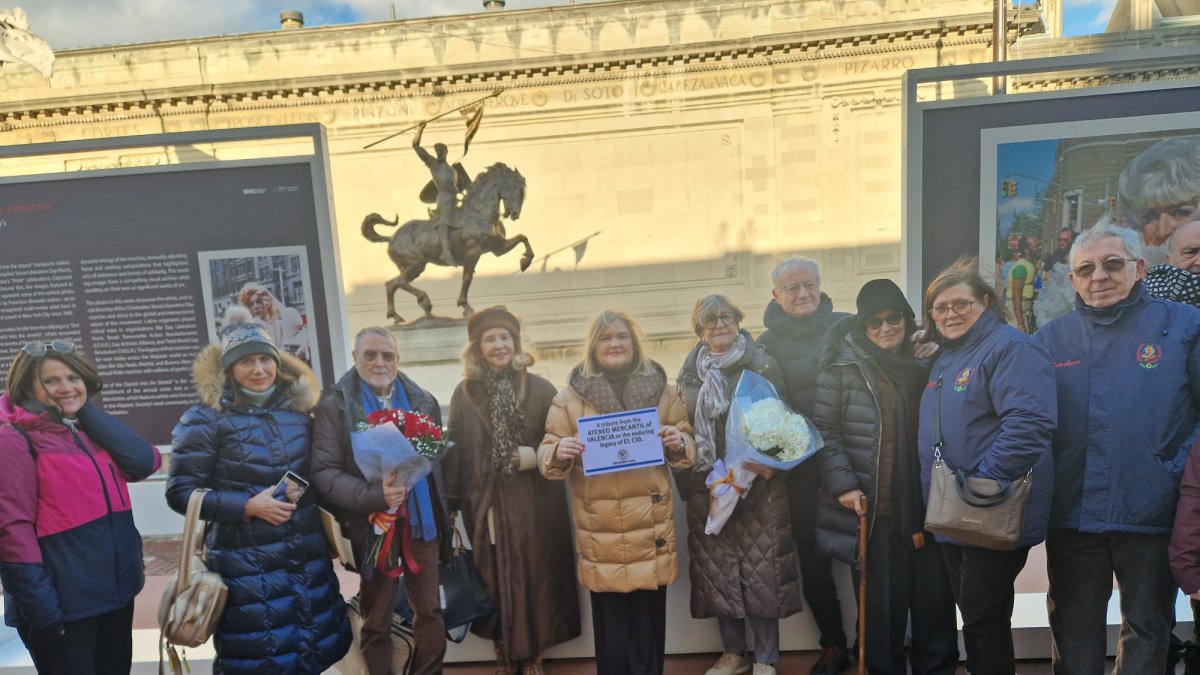 Delegación del Ateneo, con su presidenta Carmen de Rosa a la cabeza, coloca de un ramo de flores con los colores de la senyera en la emblemática estatua del Cid Campeador