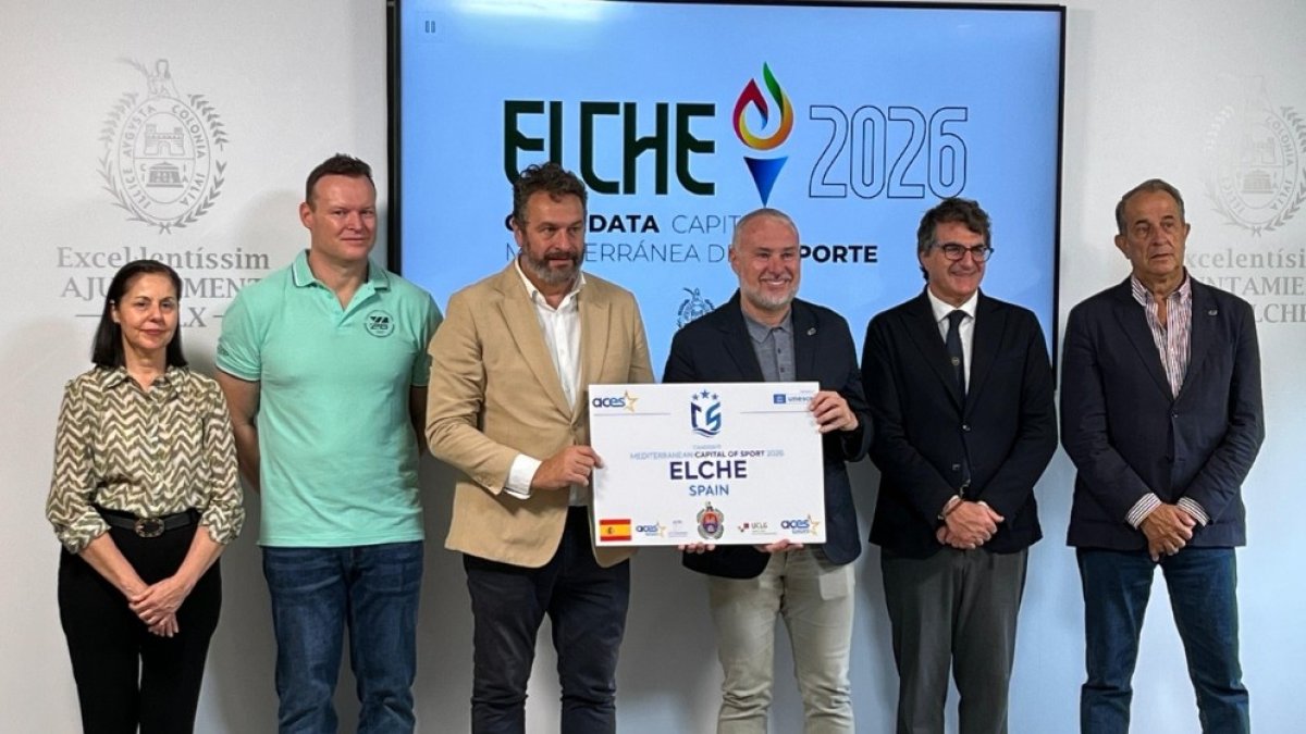 El concejal José Antonio Román, recibe el reconocimiento para Elche como Capital Mediterránea del Deporte 2026.