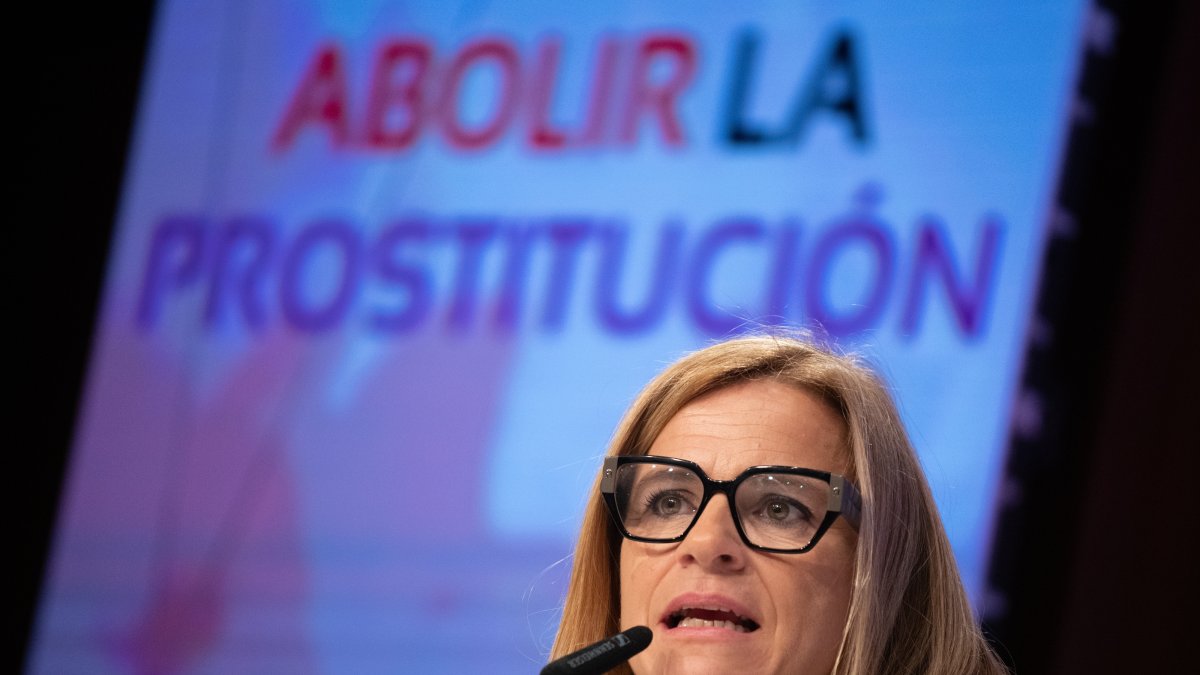 La secretaria de Igualdad del PSOE, Pilar Bernabé, interviene en el III Congreso Internacional de Feministas Socialistas, a 7 de noviembre de 2025.