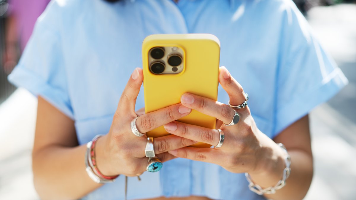 El telefono movil en las manos tiene muchos usos
