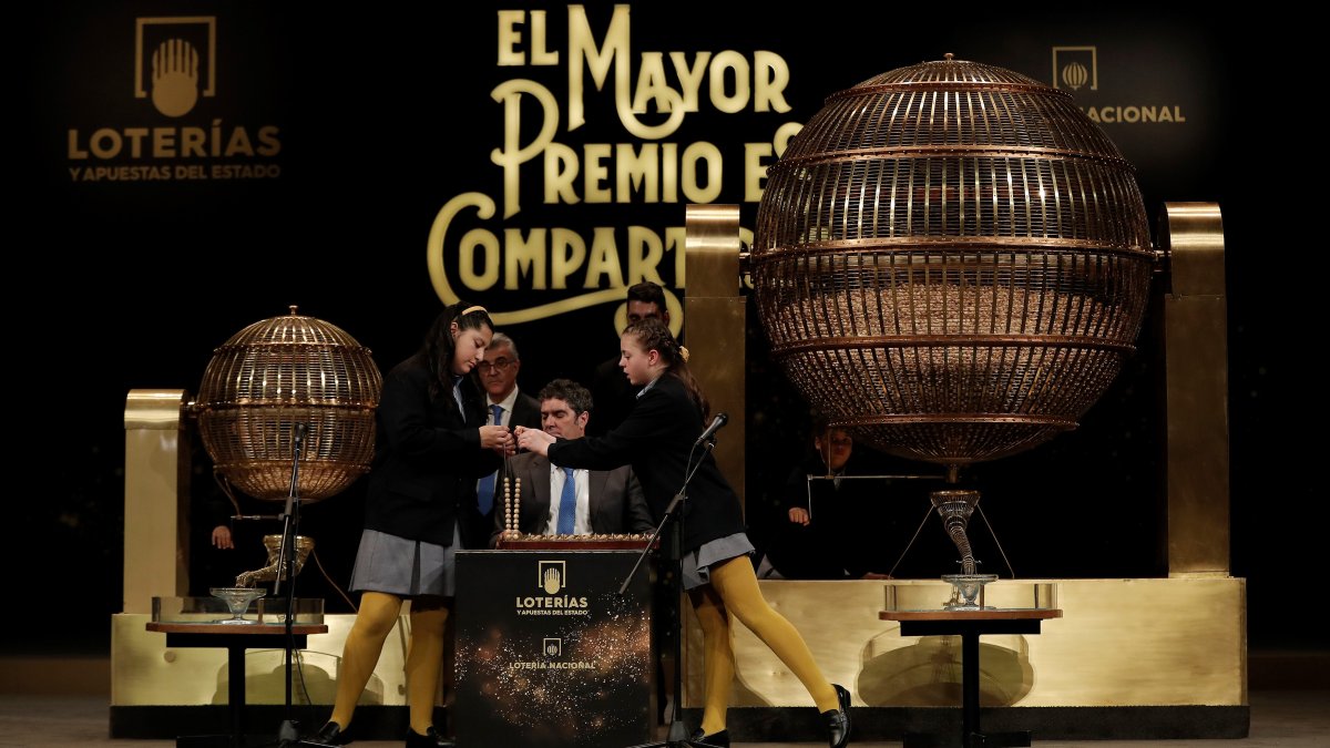 Momento emblemático del Sorteo de la Lotería de Navidad, donde los niños de San Ildefonso extraen y cantan los números premiados ante millones de espectadores.