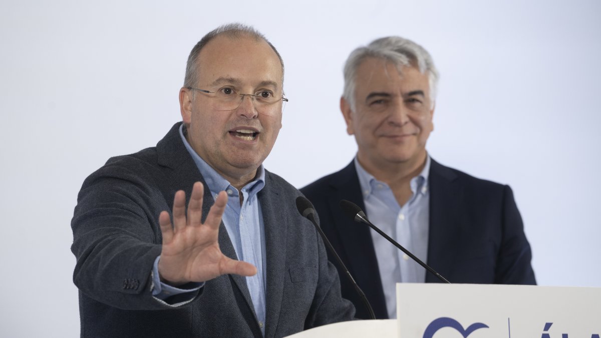 El secretario general del PP, Miguel Tellado, y el presidente del PP vasco, Javier de Andrés