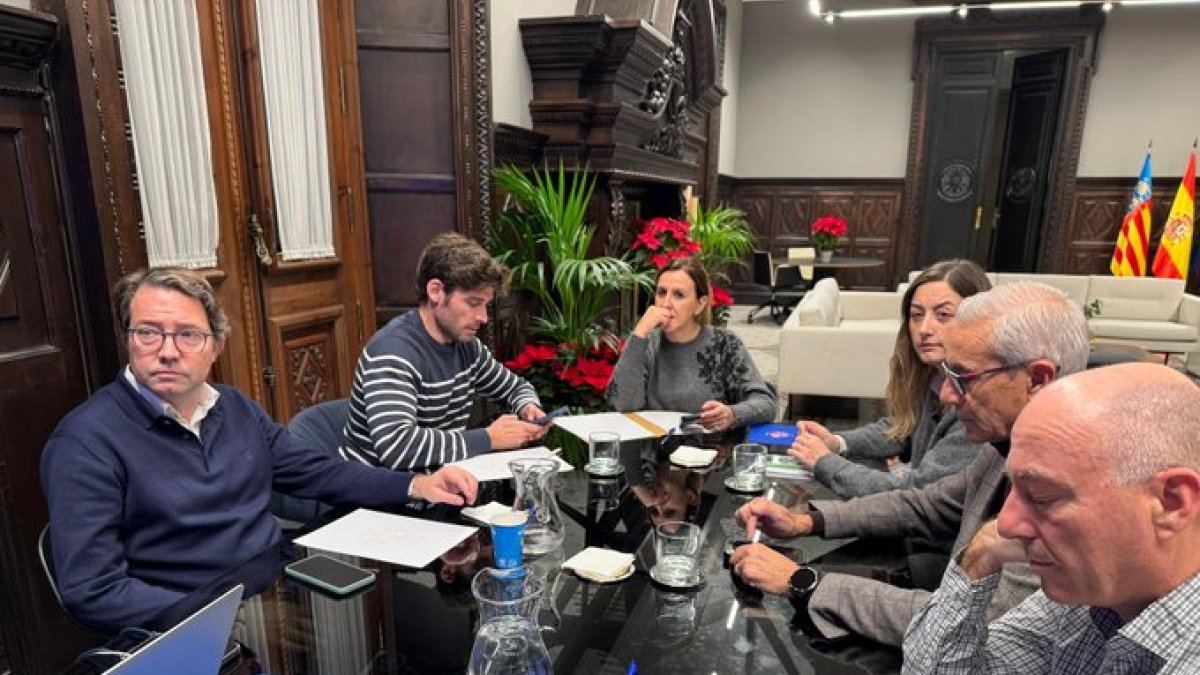 La alcaldesa María José Catalá y concejales durante la reunión la tarde del sábado del Cecopal.