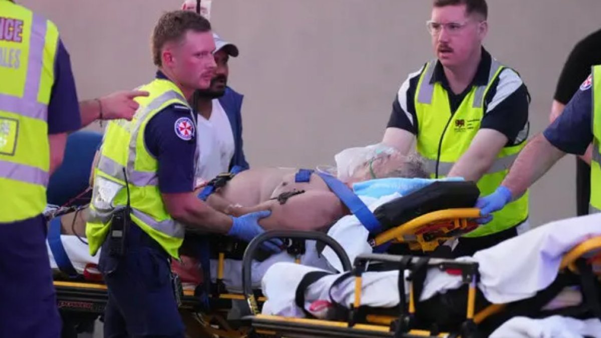 Los servicios sanitarios evacúan a un herido en Sydney