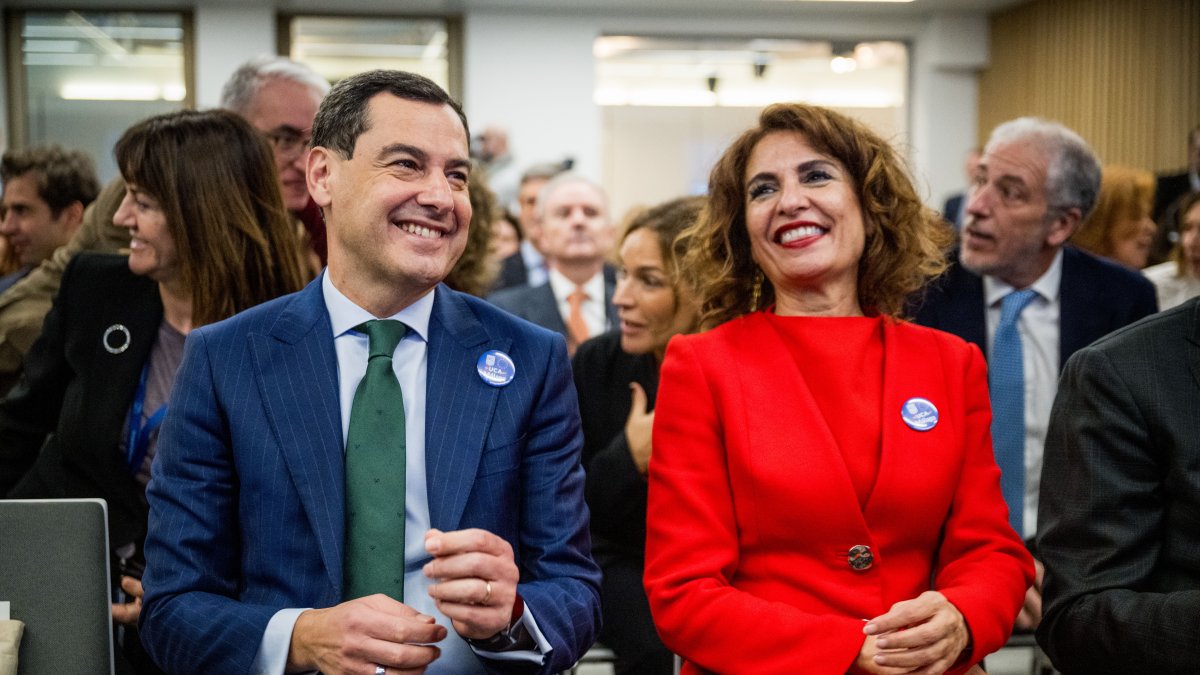 El presidente de la Junta de Andalucía y del PP-A, Juanma Moreno, y la vicepresidenta del Gobierno y líder del PSOE-A, María Jesús Montero, en un acto en Bélgica.