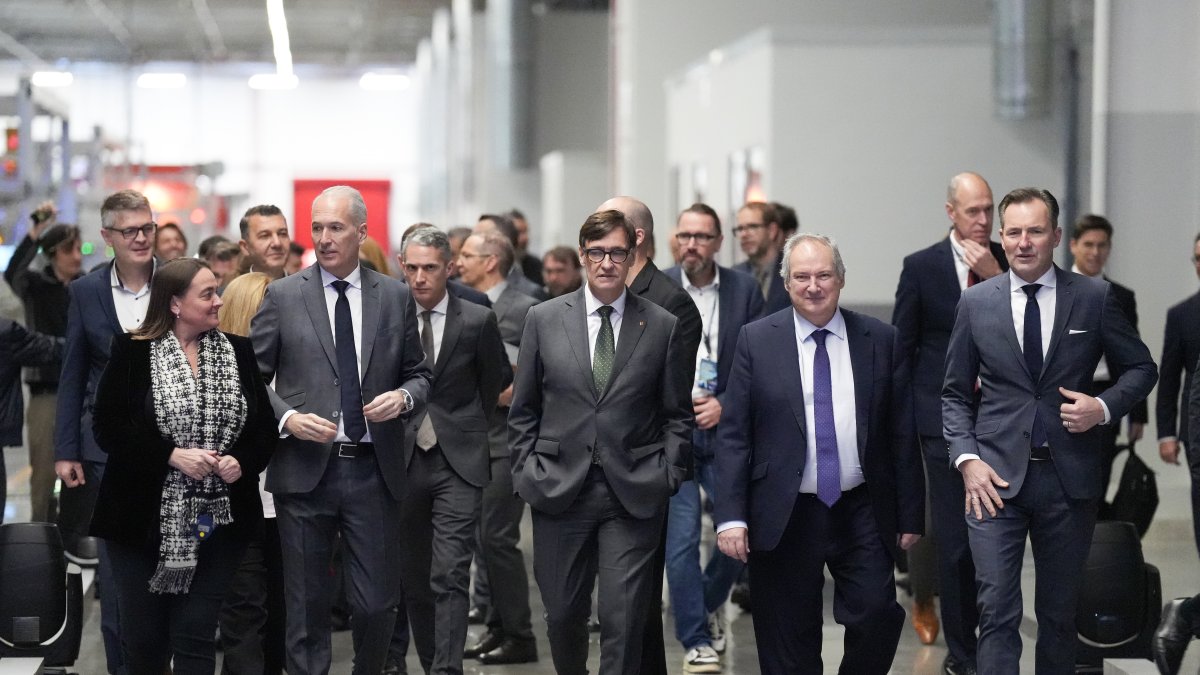 (I-D) El CEO de Seat y Cupra, Markus Haupt; el presidente de la Generalitat, Salvador Illa; el ministro de Industria y Turismo, Jordi Hereu, y el CEO de la marca Volkswagen y director del Brand Group Core, Thomas Schäfer, durante la inauguración de la planta de ensamblaje de baterías de Seat y Cupra, a 12 de diciembre de 2025, en Martorell, Barcelona, Catalunya (España).
David Zorrakino / Europa Press
12 DICIEMBRE 2025