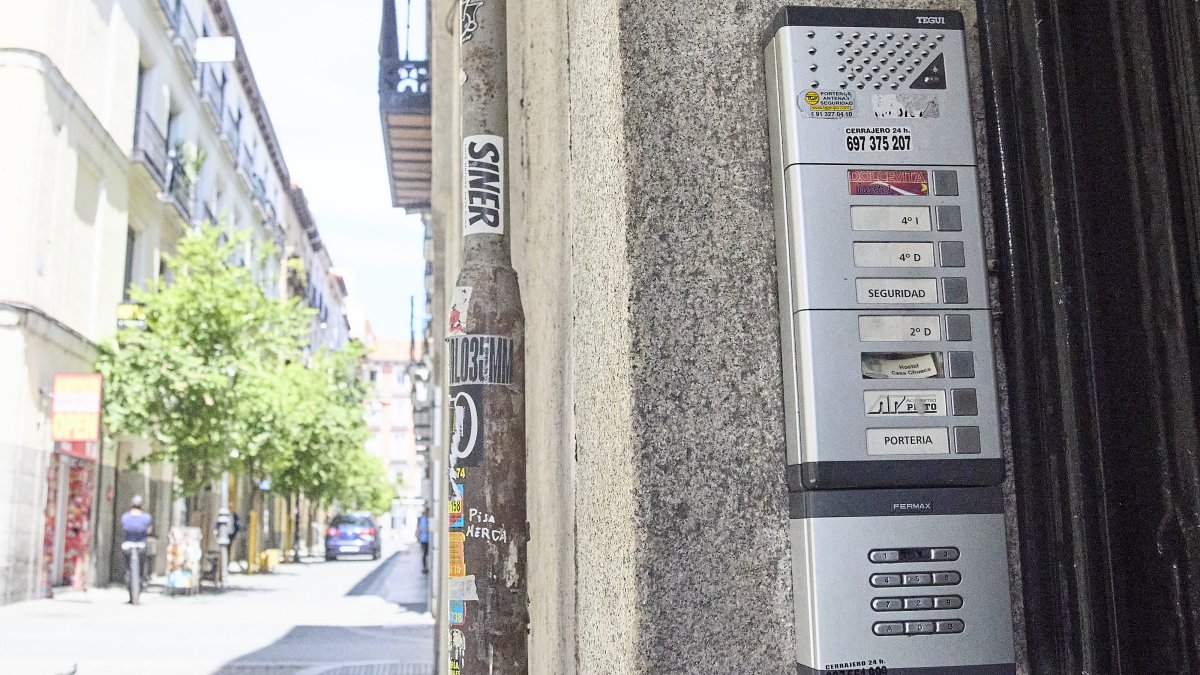 Exterior de un piso turístico en el centro de Madrid tras el anuncio del ministerio de Consumo de bloquear casi 66.000 anuncios ilegales, a 19 de mayo de 2025, en Madrid (España).
Jesús Hellín / Europa Press
19/5/2025