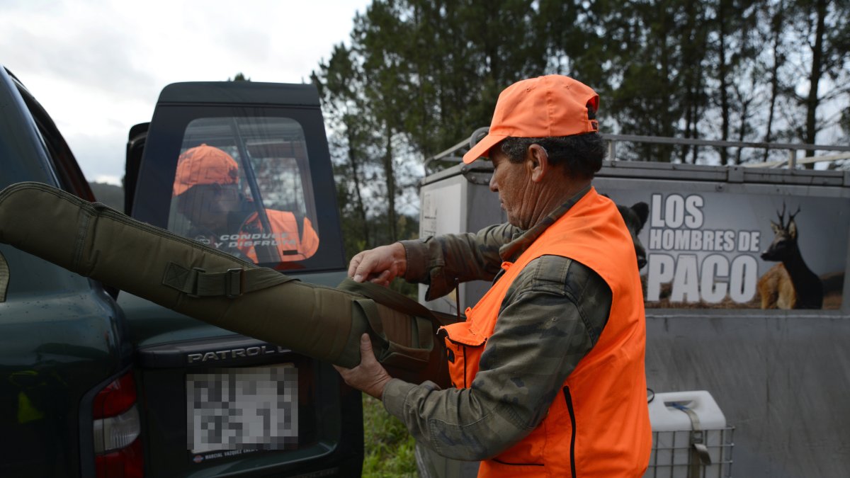 Un hombre se prepara para cazar jabalís en Galicia